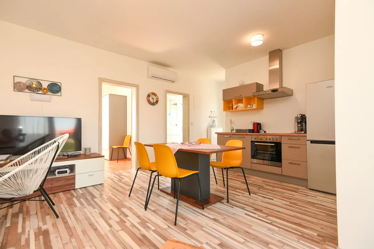 nova dvojna namještena kuća katnica s vrtom, bilice stubalj, 133 m2 - slika 22
