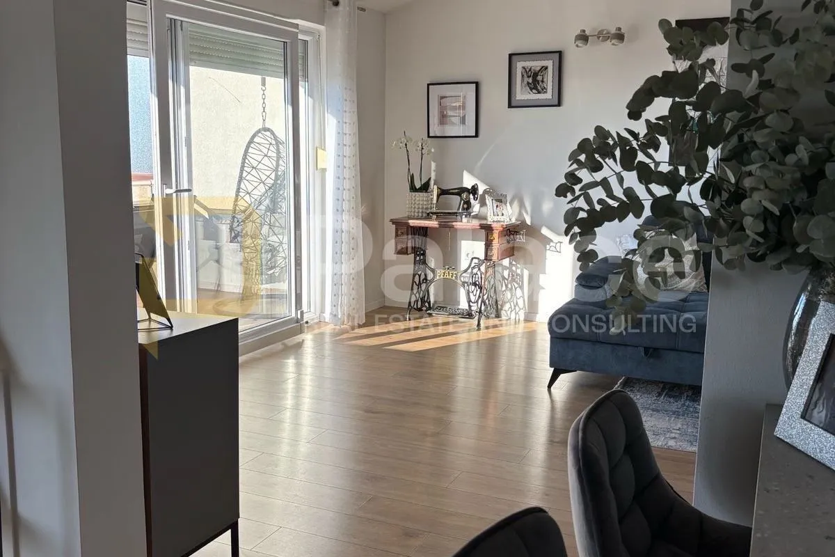 komforan 3‑sobni stan 105 m² + 2 parkirna mjesta, pogled na more - slika 5