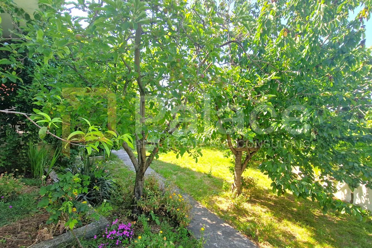 uređena prizemnica s velikim dvorištem, čista mala-vodice 120 m2 - slika 8