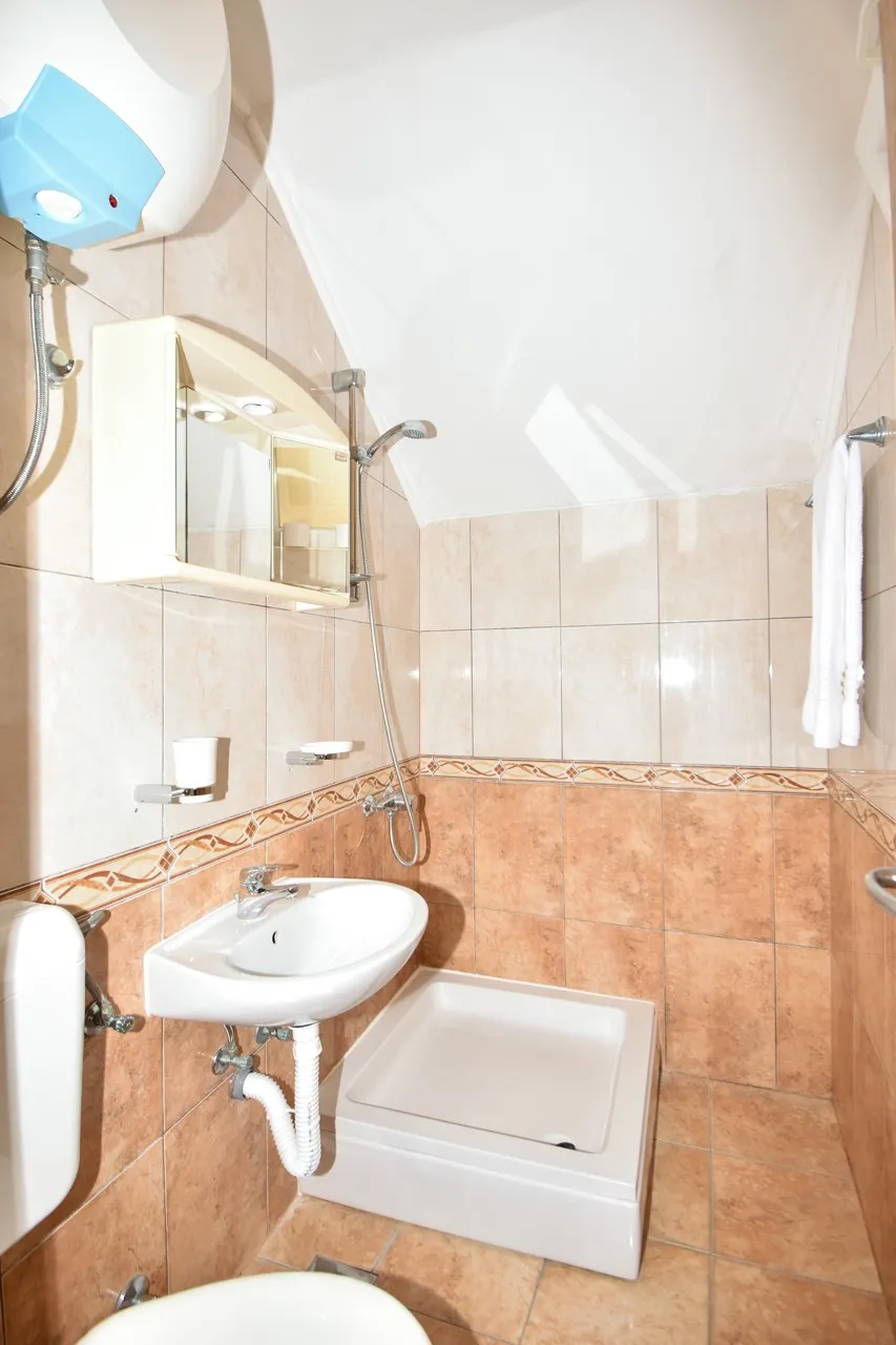 stan u kući na obali sa tri uhodana apartmana - tribunj - slika 7