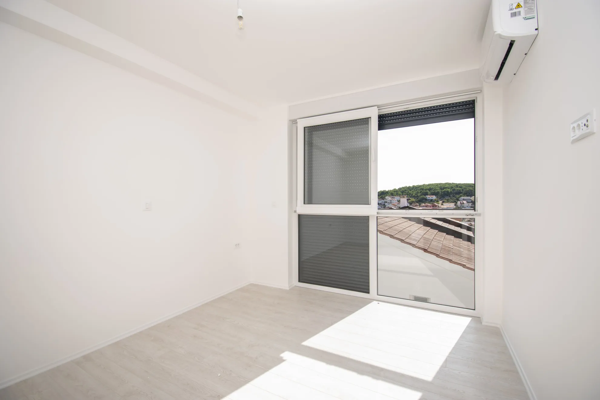luksuzni dvoetažni stan s krovnom terasom, pogled na more,tisno,120 m2 - slika 5