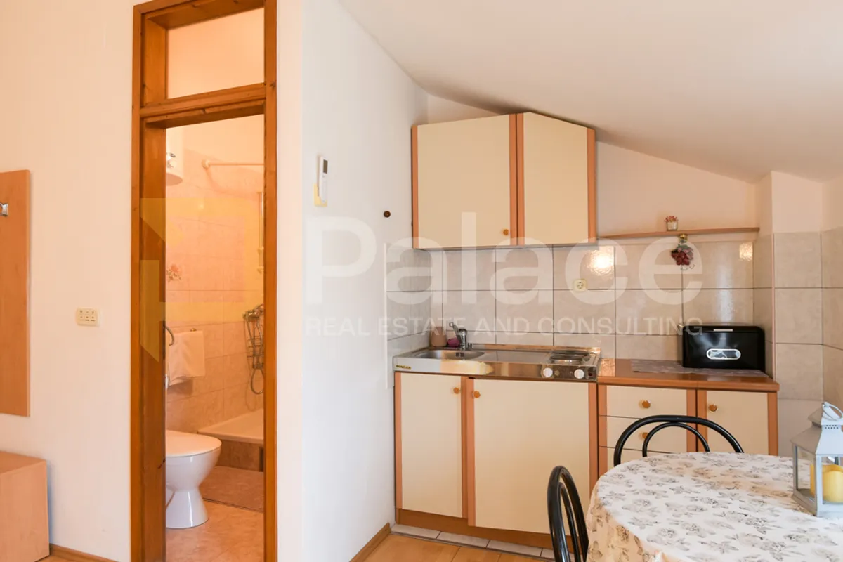 održavana kuća s apartmanima i dvorištem 500 m od mora, vodice 280 m2 - slika 19