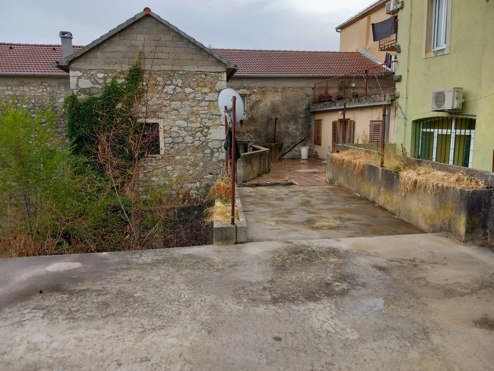 prostran stan u centru drniša s potencijalom! - slika 12