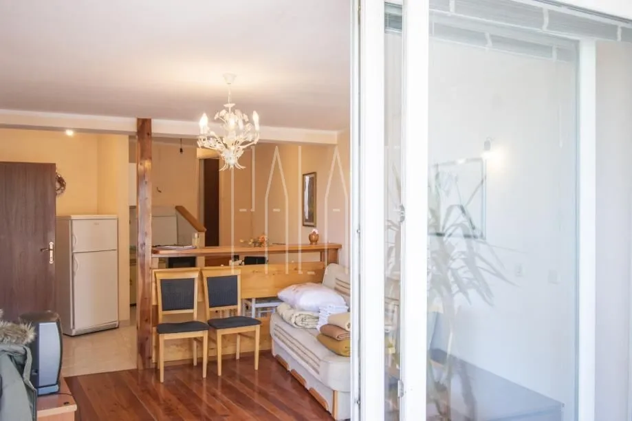 odlična kuća sa 2 stana i poslovnim prostorom u centru vodica, 254.00 m2 - slika 2