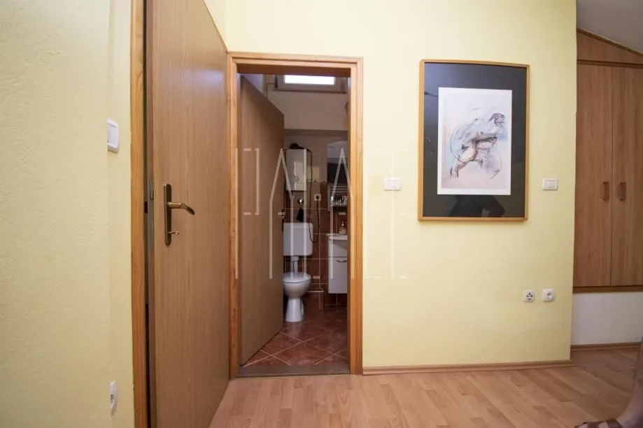 odlična kuća sa 2 stana i poslovnim prostorom u centru vodica, 254.00 m2 - slika 15
