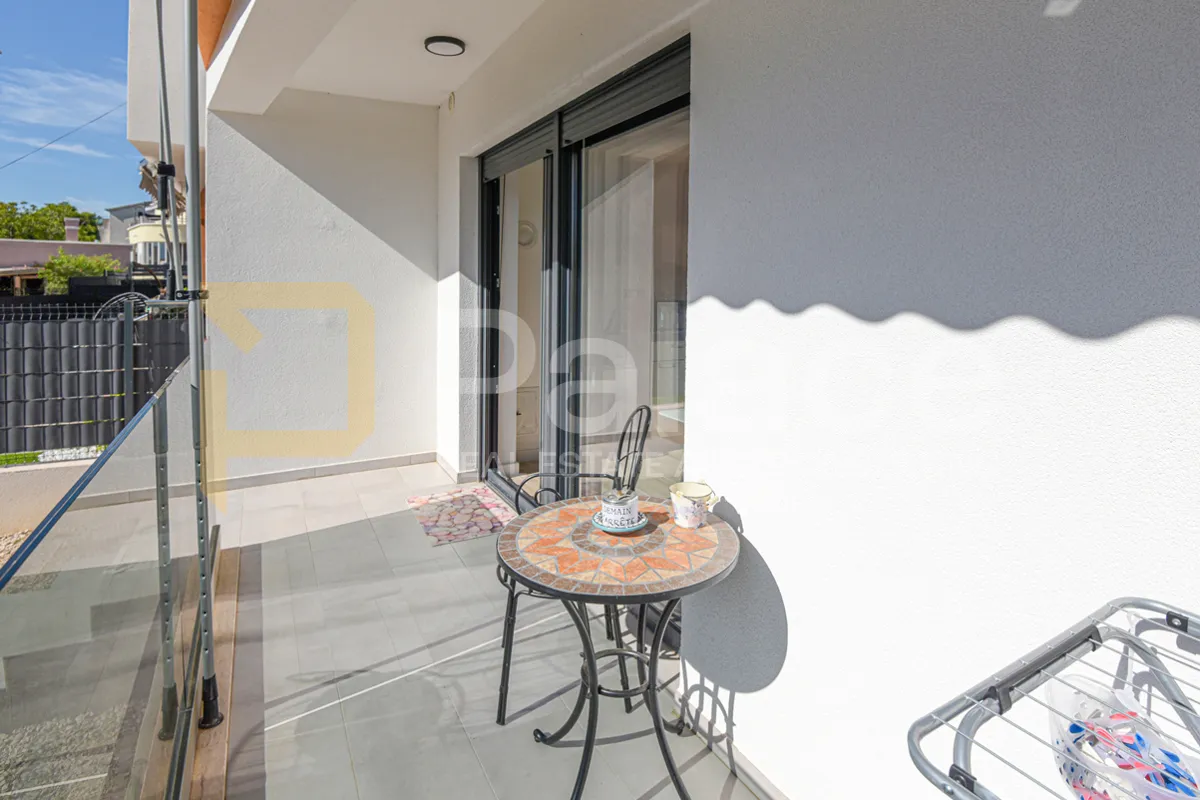 prekrasan dvosoban stan s pogledom na more i vrtom 73 m2, brodarica - slika 11