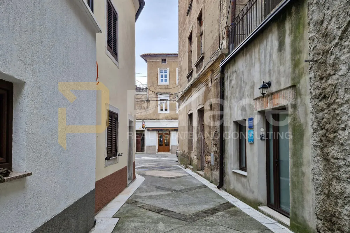 kamena zgrada 450 m² u centru senja, 100 m od mora - slika 12