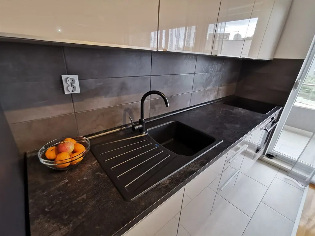 predivan, kompletno namješten stan s garažom i parkirnim mjestom - slika 11