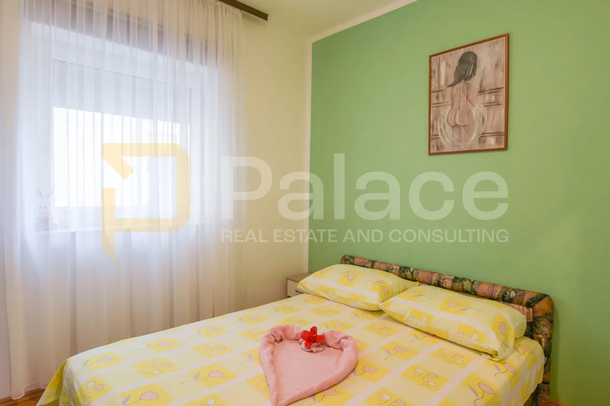 održavana kuća s apartmanima i dvorištem 500 m od mora, vodice 280 m2 - slika 12