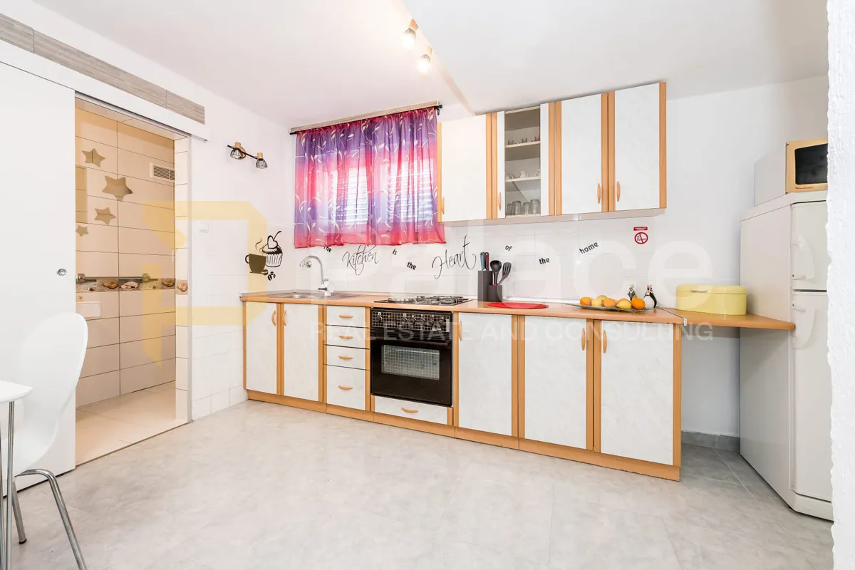kuća s dva stana 50 metara od mora na jadriji - slika 2