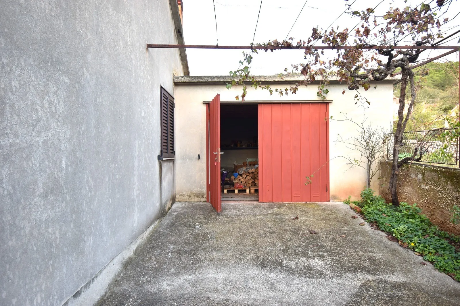 samostojeća prizemnica s velikim vrtom, predgrađe šibenika, 128 m2 - slika 10