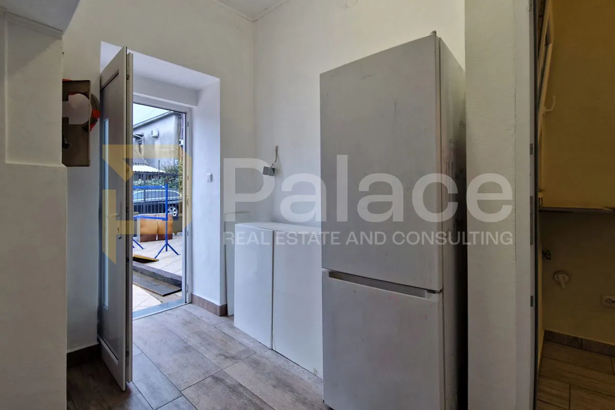 kuća s tri stana i velikom krovnom terasom - sveti kuzam, 181,08 m² - slika 11