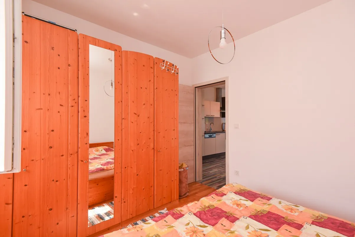 nova dvojna namještena kuća katnica s vrtom, bilice stubalj, 133 m2 - slika 3