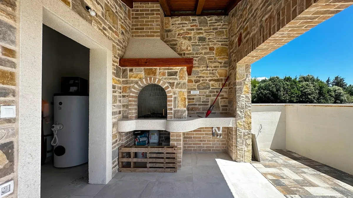 prekrasna kamena villa s bazenom - slika 8