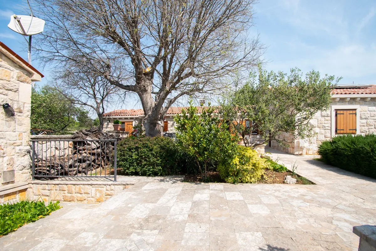 bajkovito rustikalno imanje s bazenom i vinskim podrumom - rogoznica - slika 6