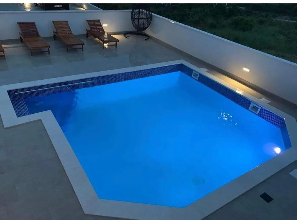 *SNIŽENO* Prekrasna kuća s apartmanima, Maslinica, Šolta