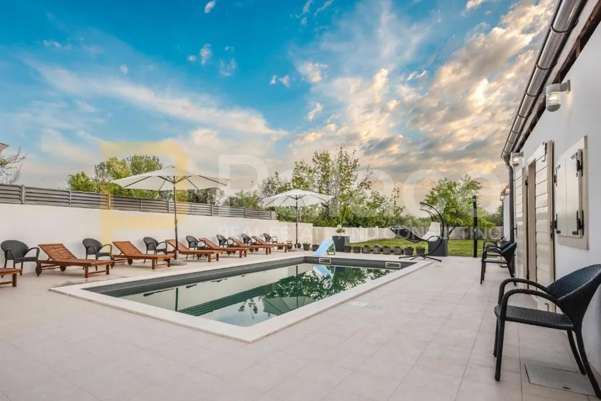 villa sa bazenom - centar sukošana - slika 8