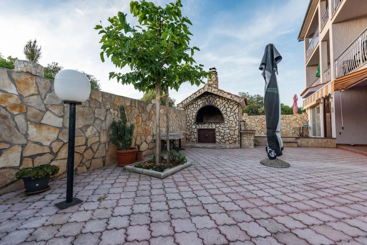predivna vila s apartmanima i s bazenom, vinišće - slika 7