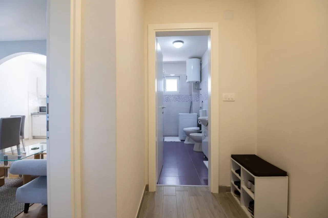 moderno uređena kuća s tri stana - slika 5