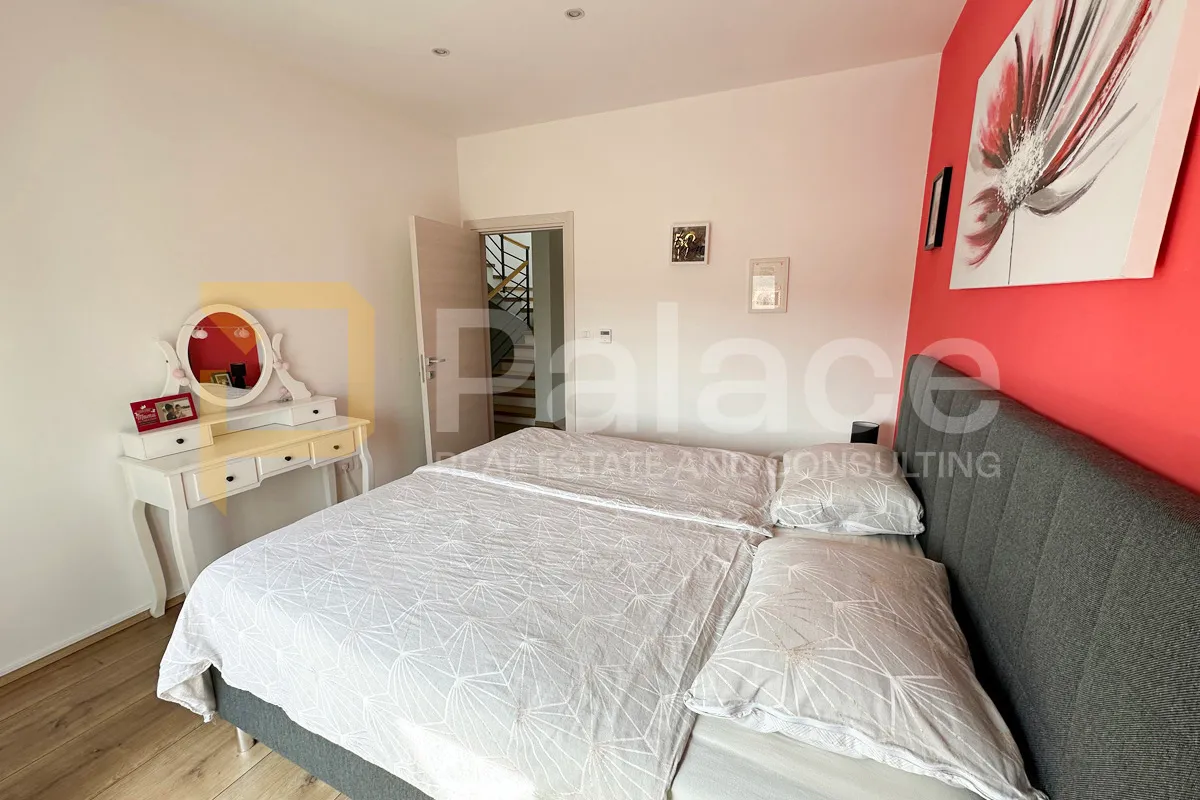 polovica zgrade - 2 stana + potencijal treće jedinice - pula - slika 21