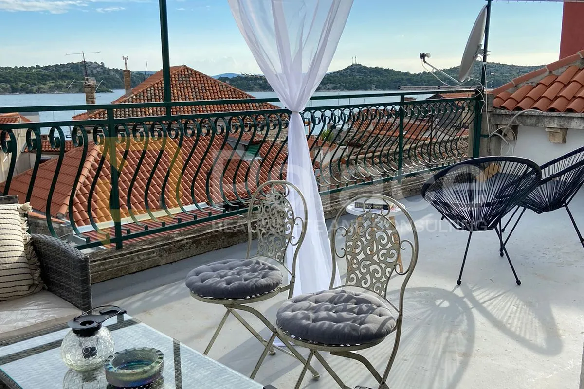 stan u centru šibenika sa pogledom na more - slika 1