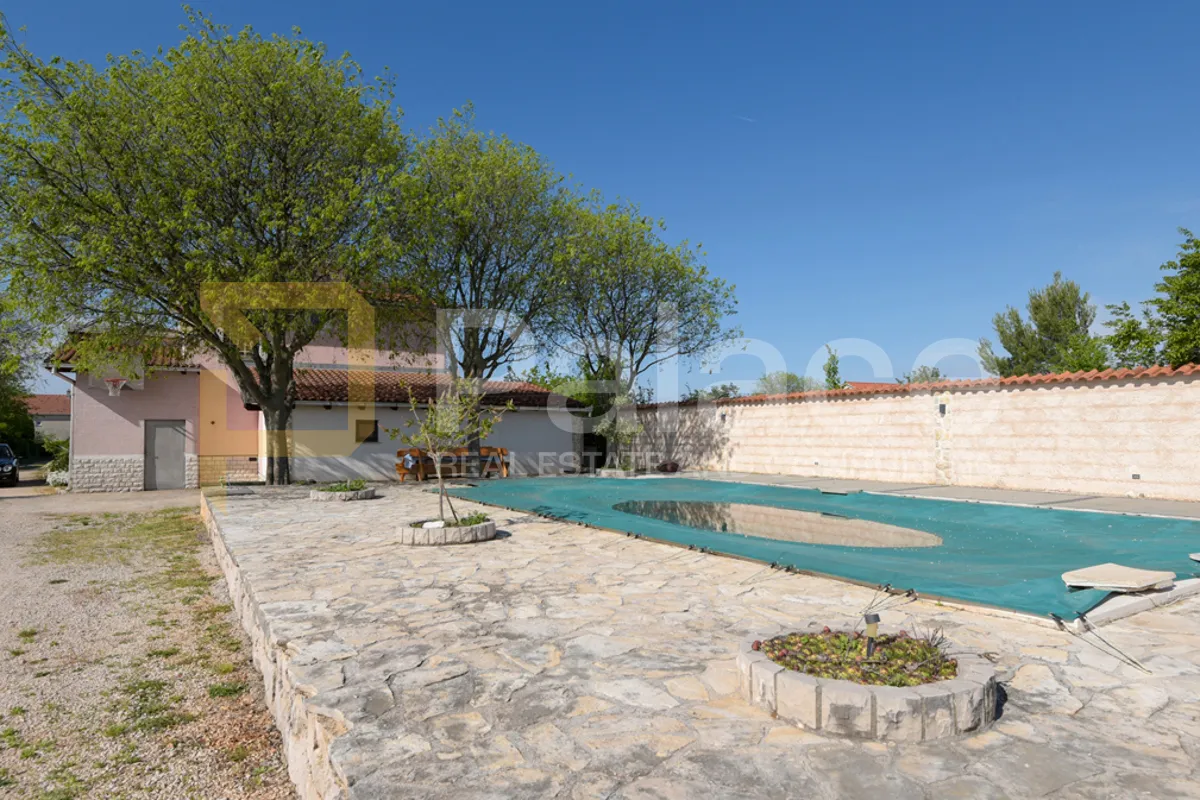 Prekrasna useljiva kuća s bazenom i velikom okućnicom, površine 214 m2 - Čista Velika, Vodice
