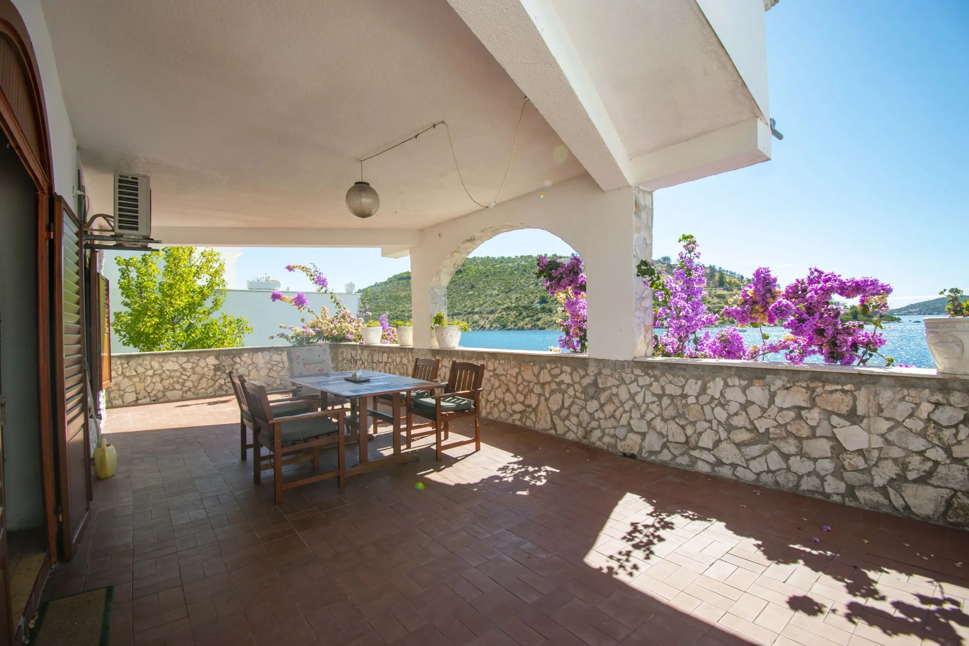 vila u mirnoj uvali s pogledom na cijelu rogoznicu - slika 22