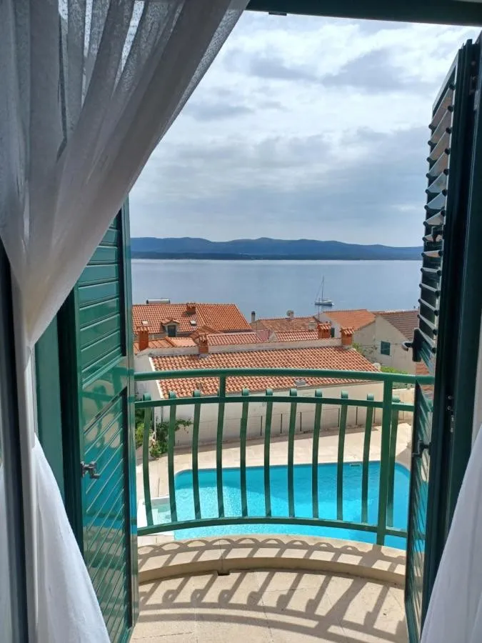 jedinstvena prilika: hotel u centru bola - slika 12
