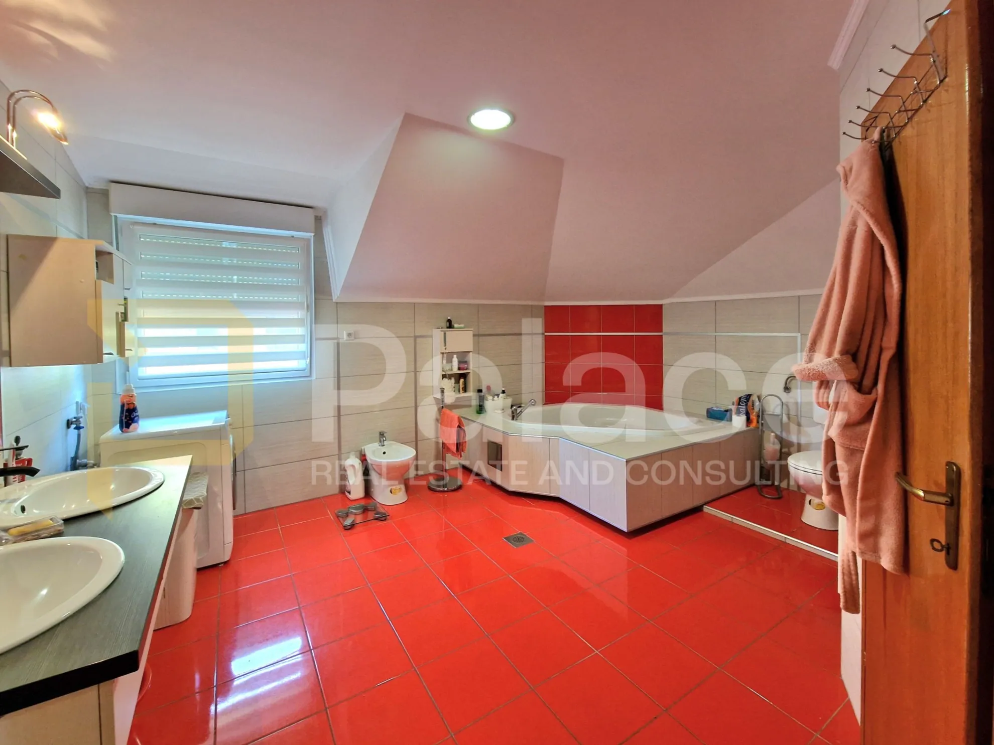luksuzna samostojeća kuća s bazenom, 216,30 m2, jug 2 - slika 19