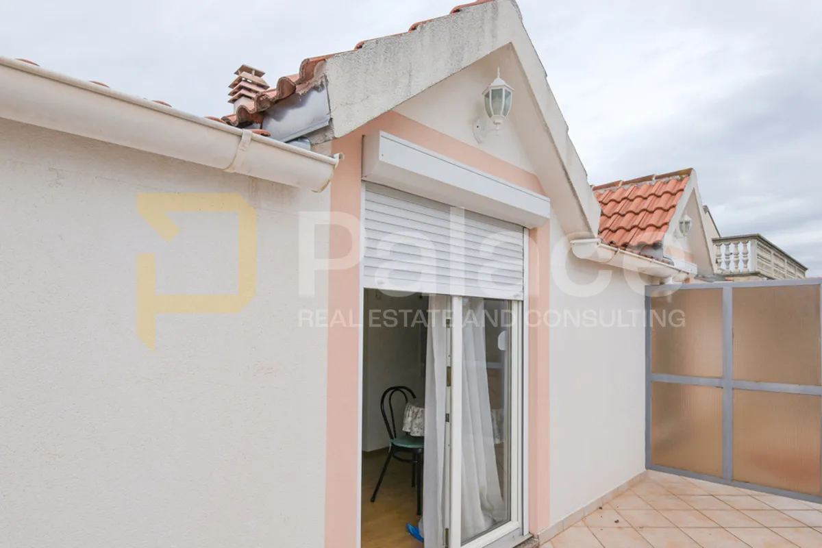 održavana kuća s apartmanima i dvorištem 500 m od mora, vodice 280 m2 - slika 20