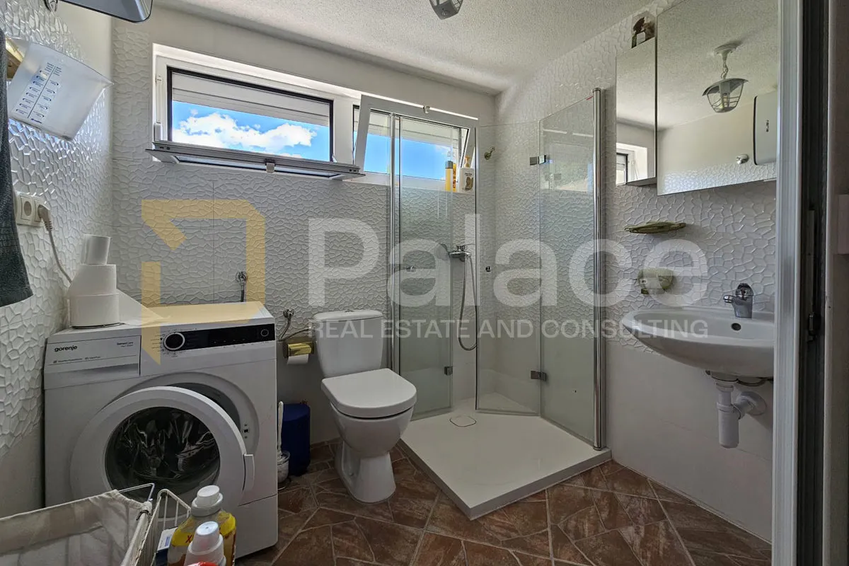 predivan panoramski pogled na more – kuća s apartmanima i okućnicom - slika 10