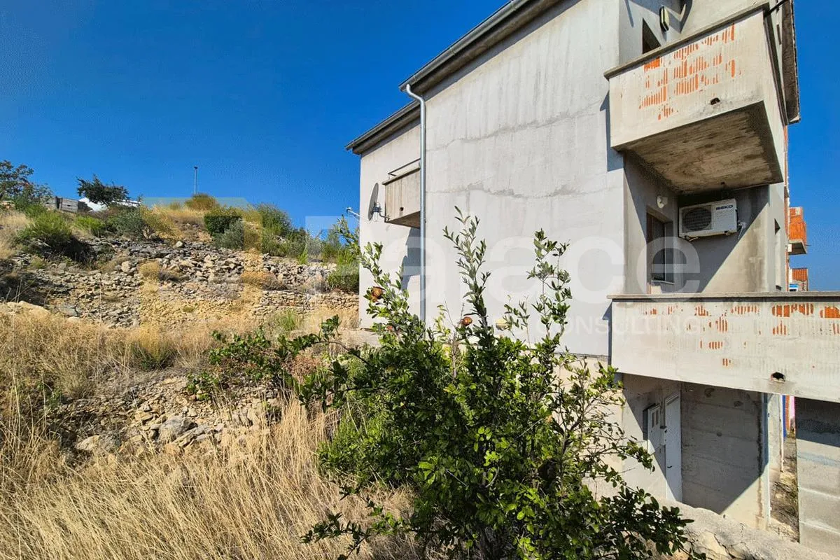 prostrana kuća s velikom okućnicom u ićevu, blizu np krka, 275 m2 - slika 3