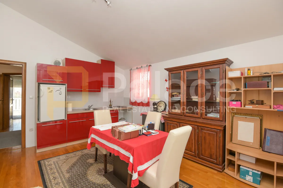 prekrasna kuća s 3 stana, pogledom i velikom okućnicom, vodice 370 m2 - slika 19