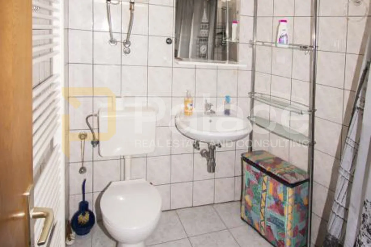 renovirana kuća na par koraka do šibenske rive - slika 16