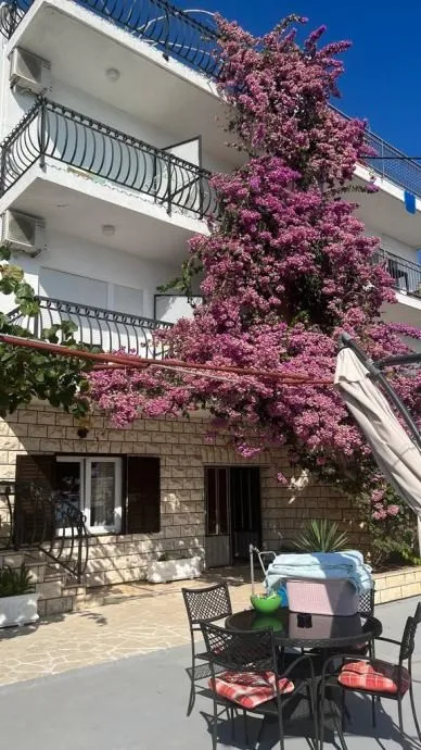 trogir, predivna kuća s 10 apartmana, prilika - slika 7