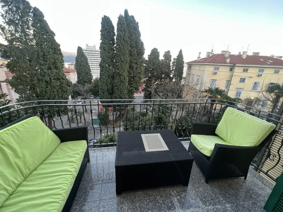 predivna kuća s tri apartmana u centru grada, 150m od mora, opatija - slika 7