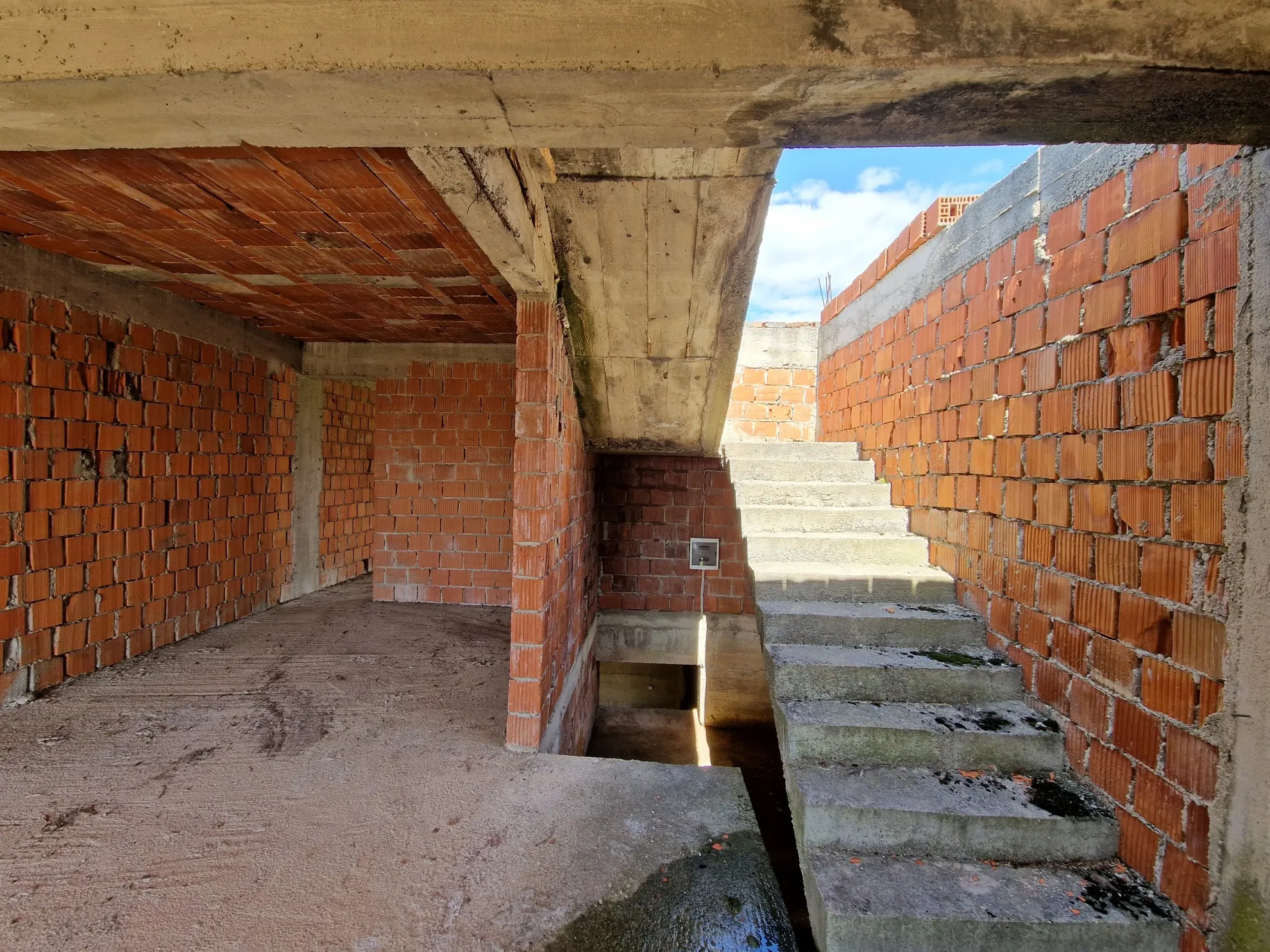 kuća u izgradnji na velikoj parceli - slika 7