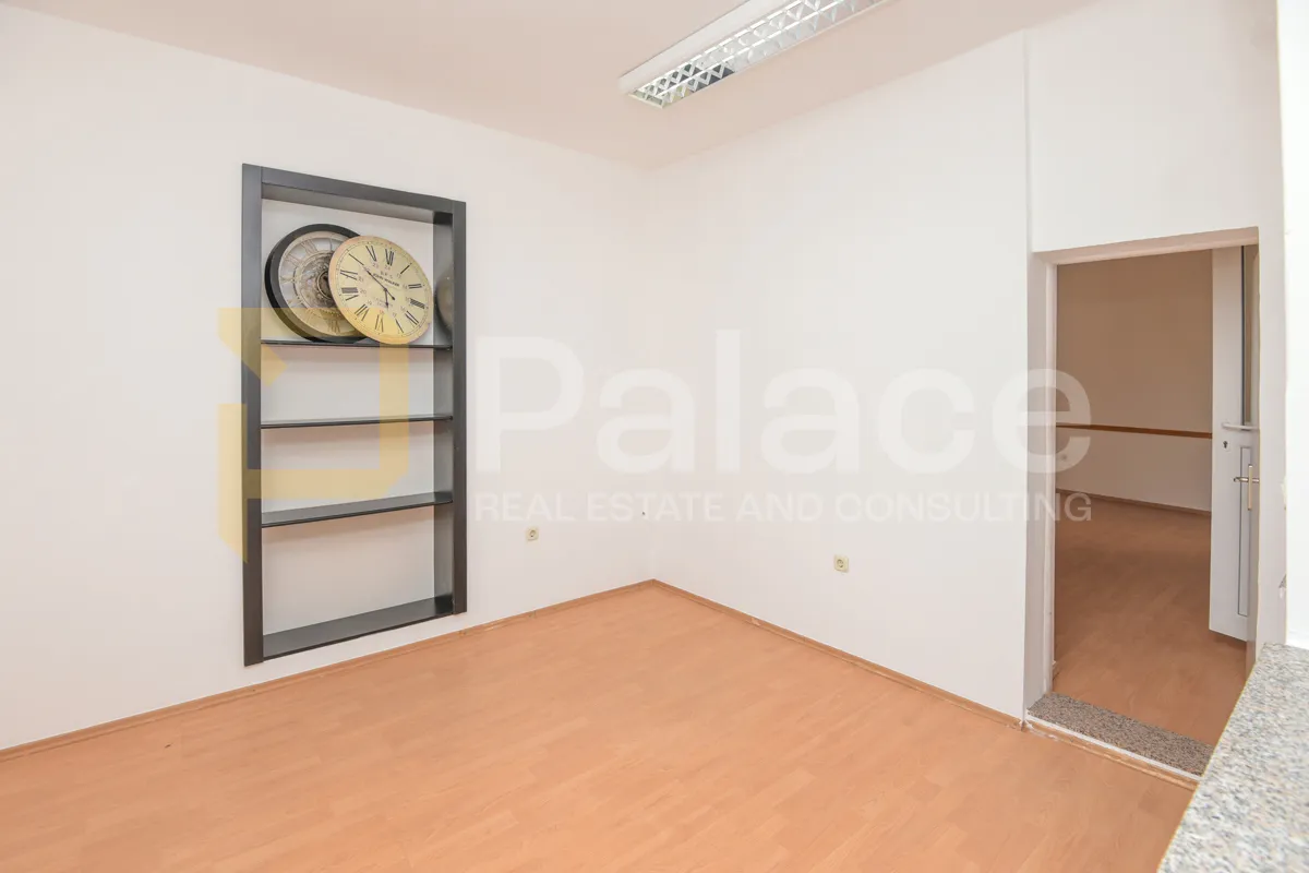 Poslovni prostor uredski s garažom i parkingom, Vanjski 60 m2 - Šibenik