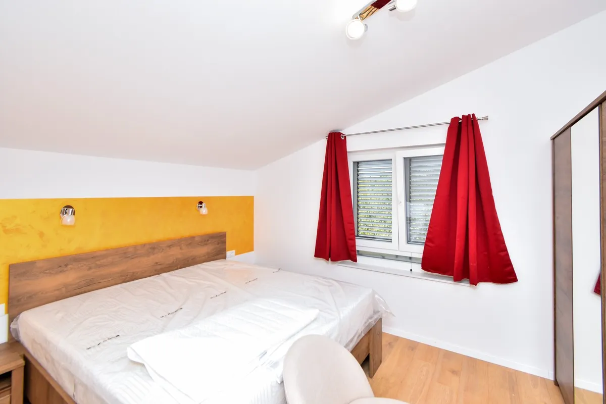 super ponuda: nova kuća s 2 stana i bazenom, vodice, čista mala, 245m2 - slika 21