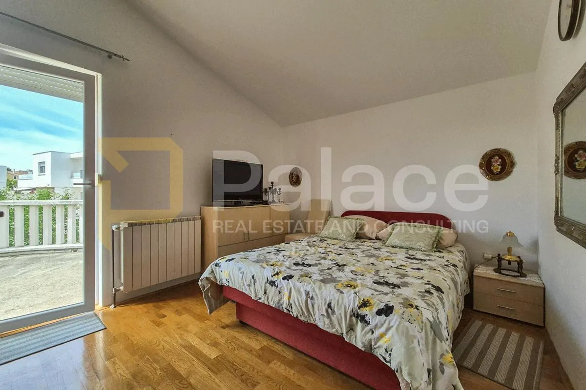 obiteljska kuća s apartmanima i mediteranskim vrtom – vodice - slika 12
