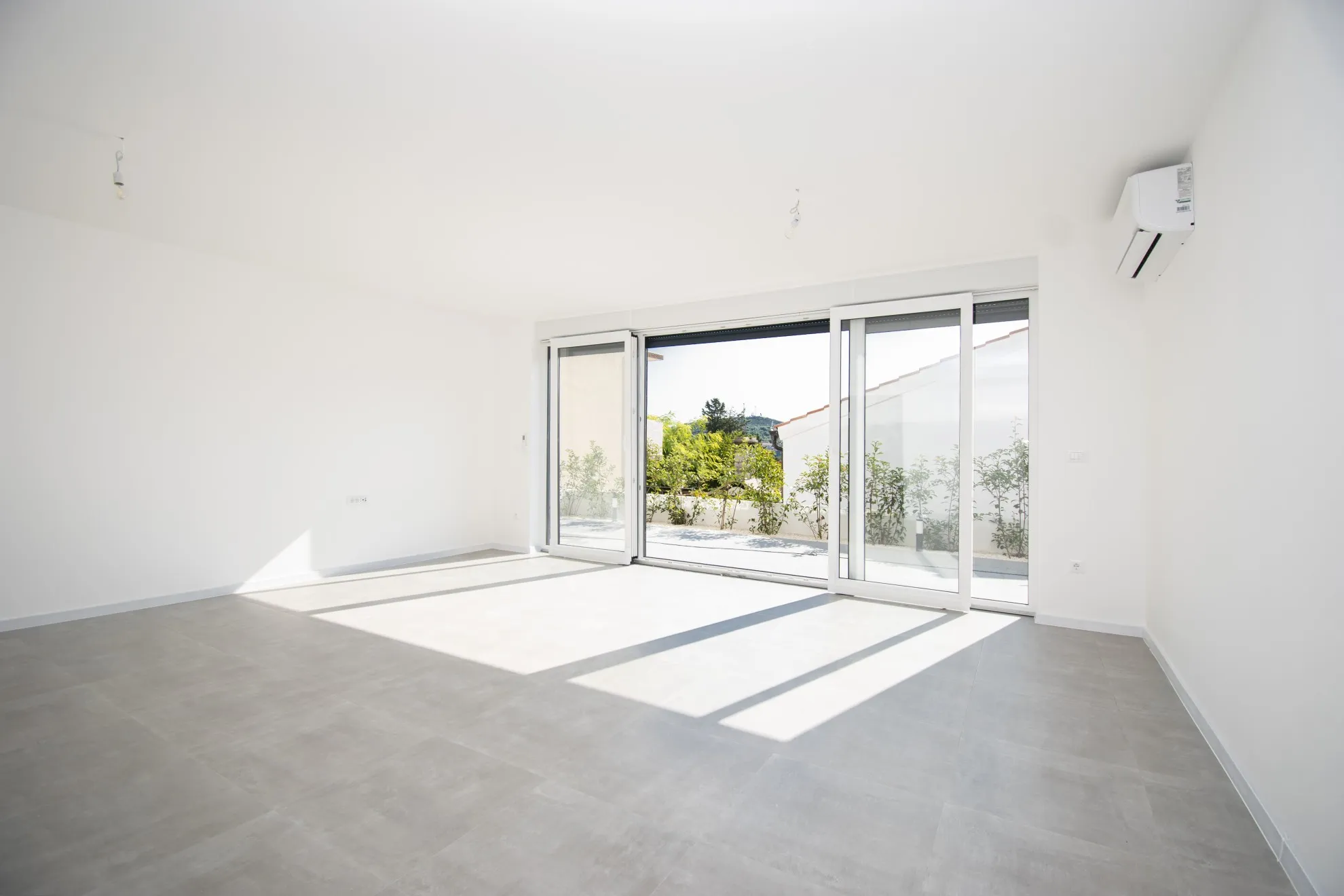 luksuzni dvoetažni stan s krovnom terasom, pogled na more,tisno,120 m2 - slika 14