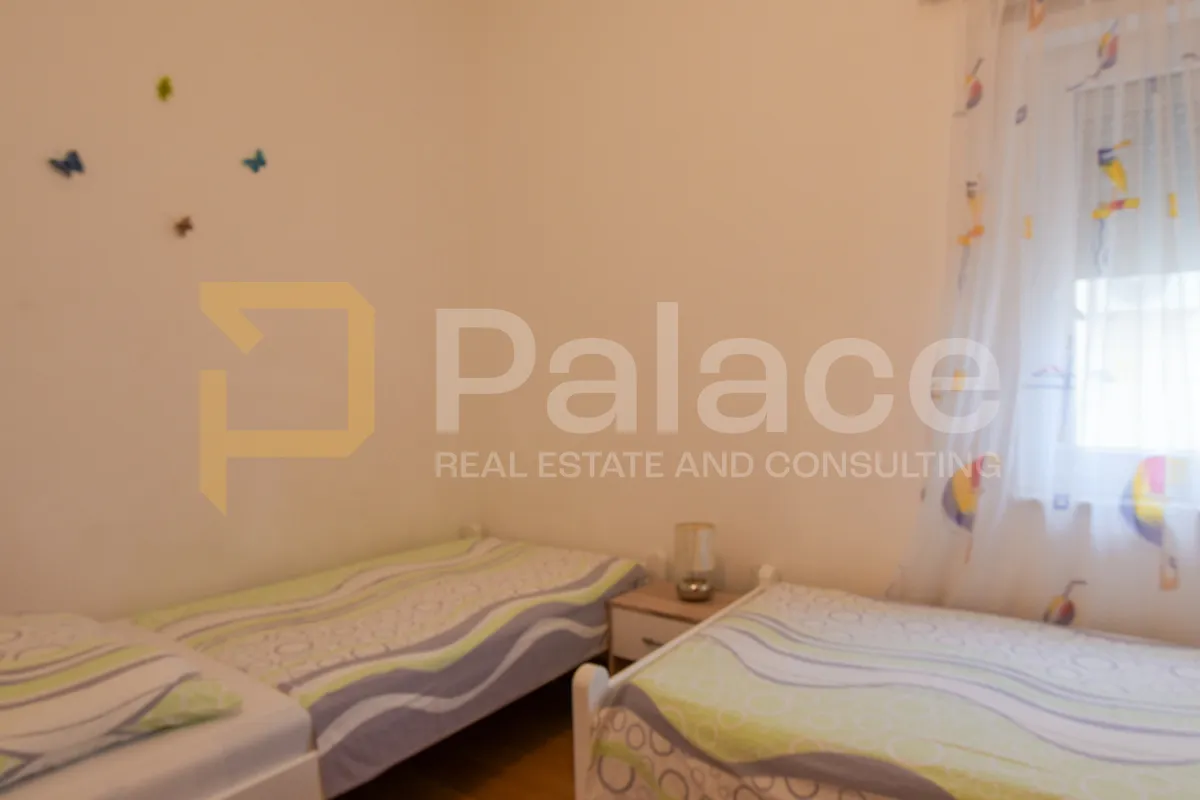 održavana kuća s apartmanima i dvorištem 500 m od mora, vodice 280 m2 - slika 26