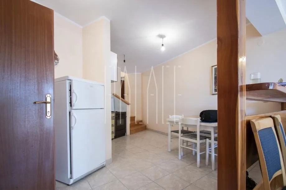 odlična kuća sa 2 stana i poslovnim prostorom u centru vodica, 254.00 m2 - slika 3