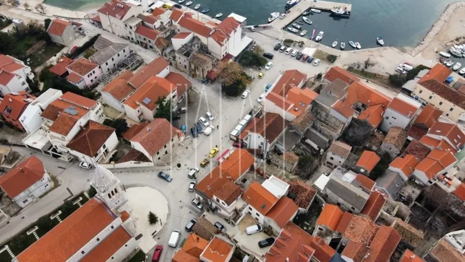 restoran s četiri stana u centru pakoštana, 550.00 m2 - slika 2