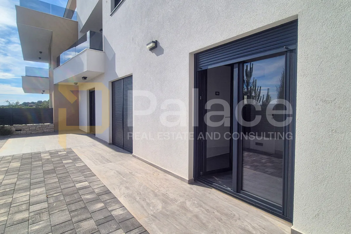 apartman s vrtom, parkingom i pogledom, nova zgrada, murter 78 m2 - slika 2