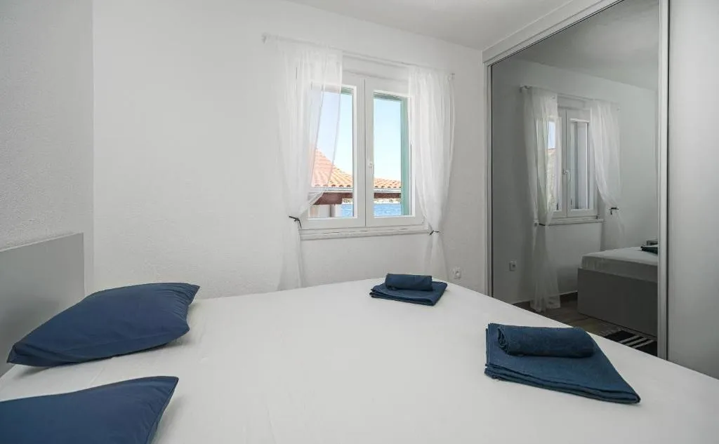 kuća 70m2, krapanj, prvi red do mora - slika 10