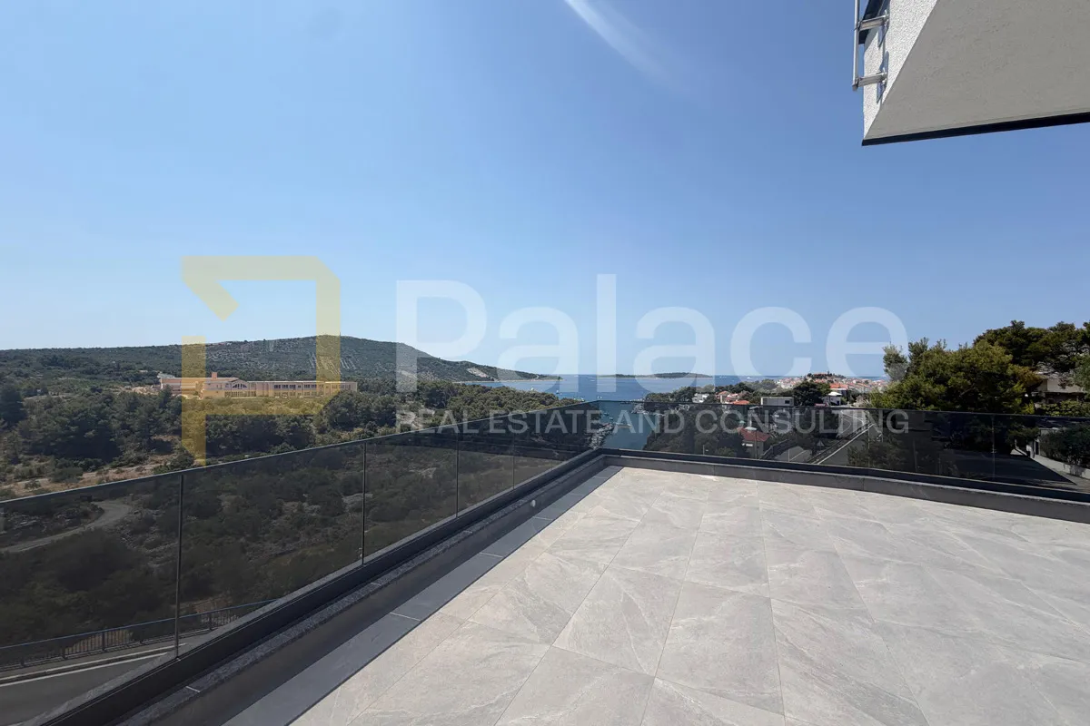 Novogradnja s krovnom terasom i pogledom na more, Primošten