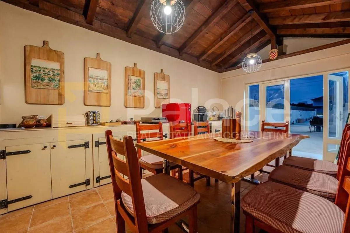 villa sa bazenom - centar sukošana - slika 26