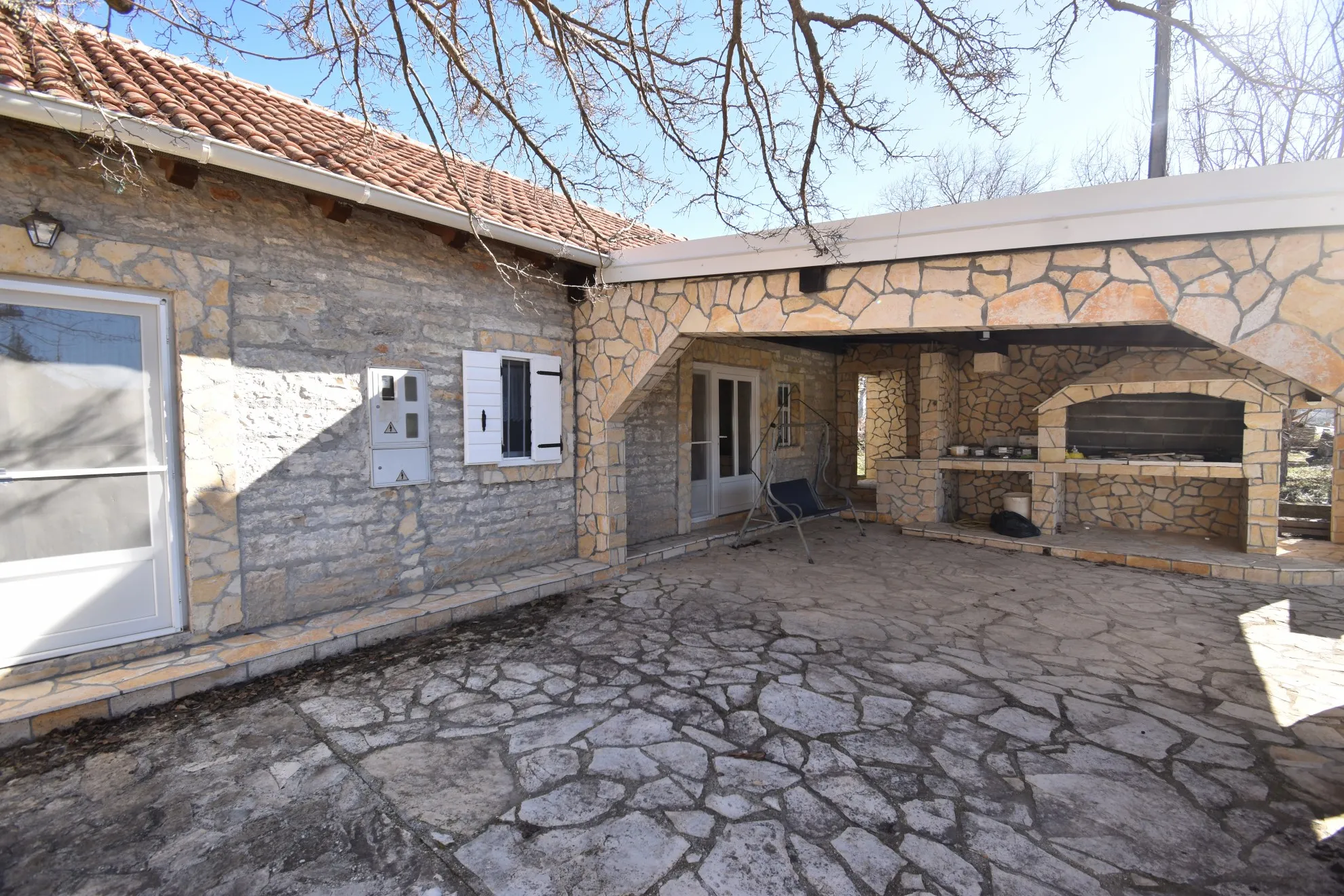 uređena kamena prizemnica s velikom okućnicom, skradin-vaćani - slika 3
