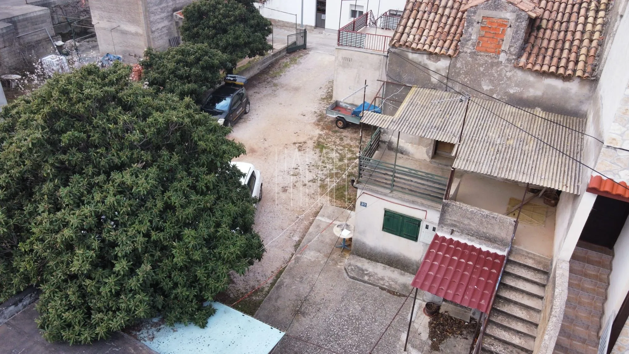 građevinski teren s priključcima i 3 legalna objekta, jezera, 528 m2 - slika 8